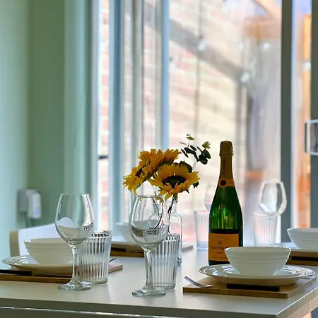 Luxury Central 2-Bed Townhouse - Parking, Hot Tub & Fire Pit Canterbury Exterior photo
