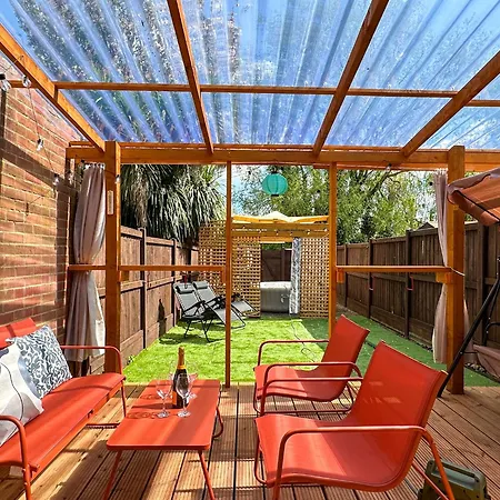 Luxury Central 2-Bed Townhouse - Parking, Hot Tub & Fire Pit Canterbury Exterior photo