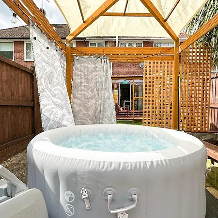Luxury Central 2-Bed Townhouse - Parking, Hot Tub & Fire Pit Canterbury Exterior photo