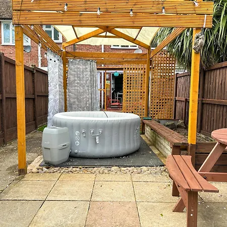 Luxury Central 2-Bed Townhouse - Parking, Hot Tub & Fire Pit Canterbury Exterior photo