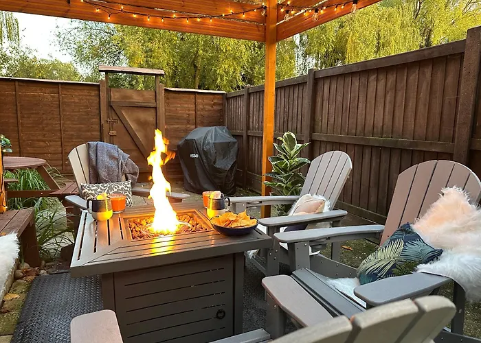 Luxury Central 2-Bed Townhouse - Parking, Hot Tub & Fire Pit