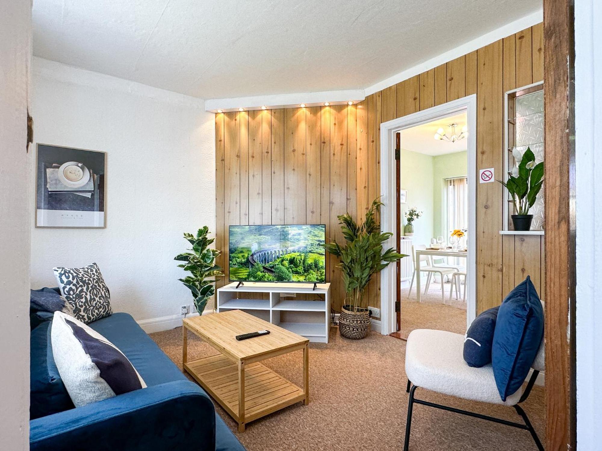 Luxury 2-bed Townhouse - Parking, Hot Tub & Fire Pit Canterbury