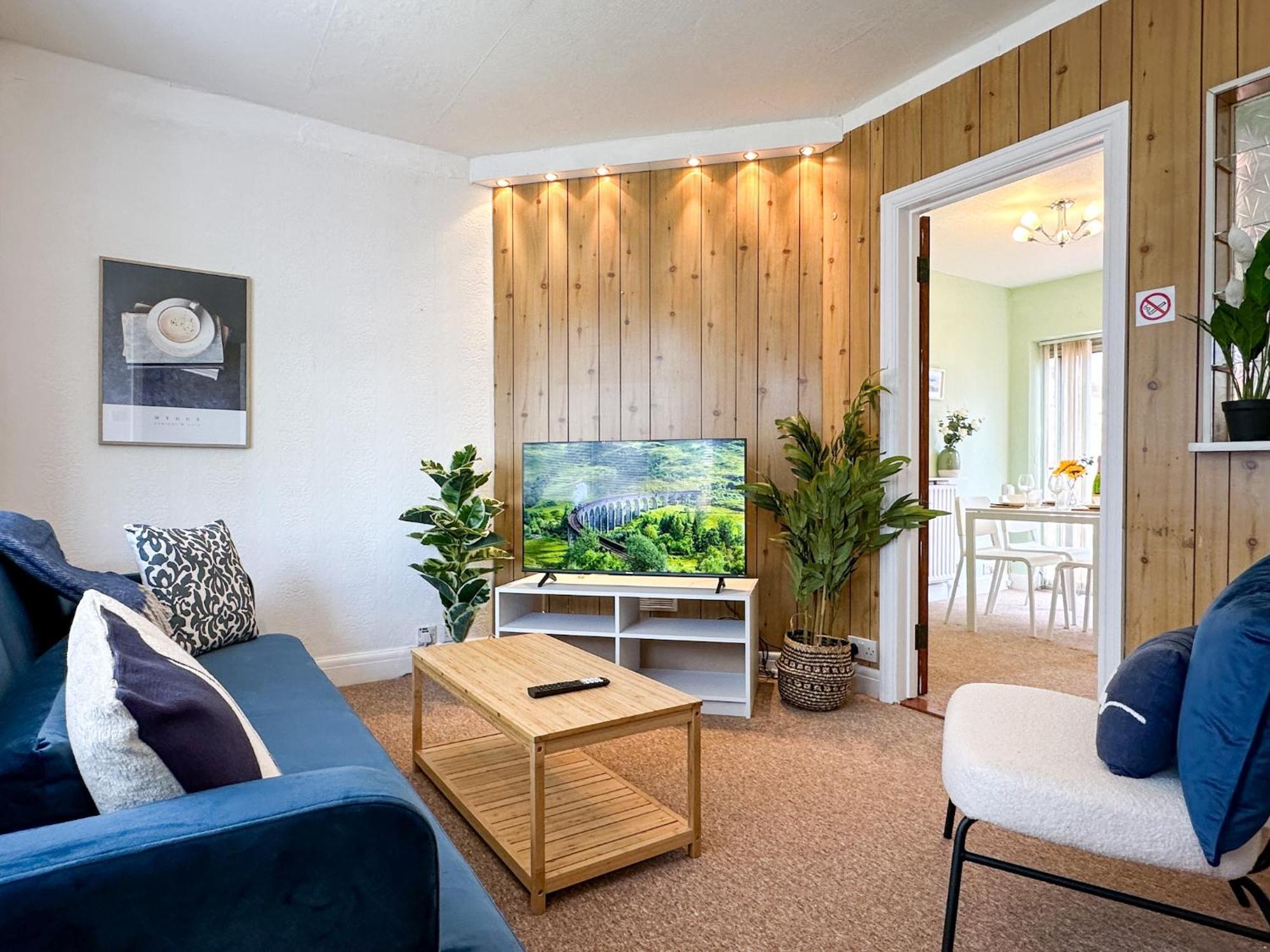 Luxury 2-bed Townhouse - Parking, Hot Tub & Fire Pit * Canterbury