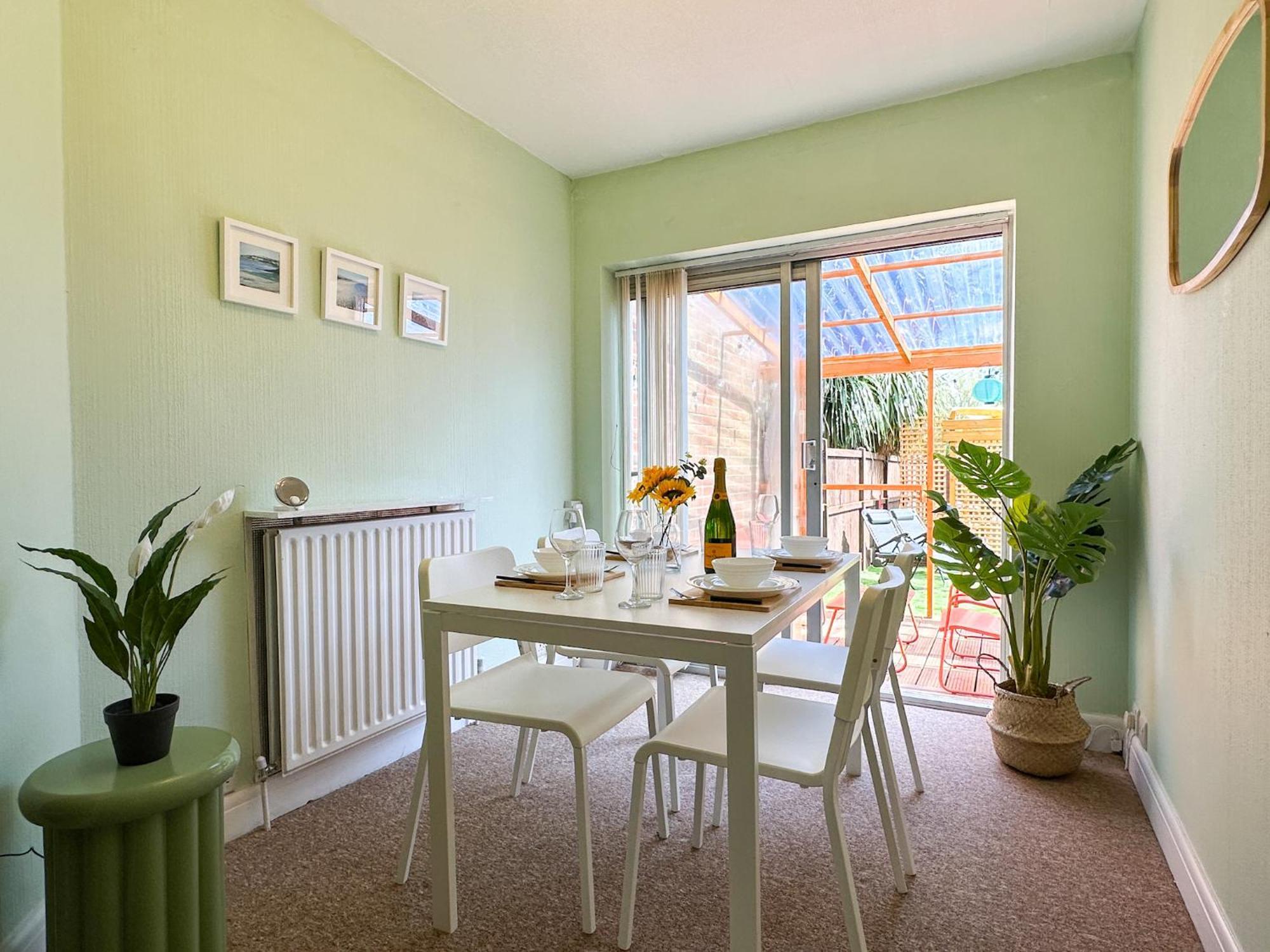 Luxury 2-bed Townhouse - Parking, Hot Tub & Fire Pit * Canterbury