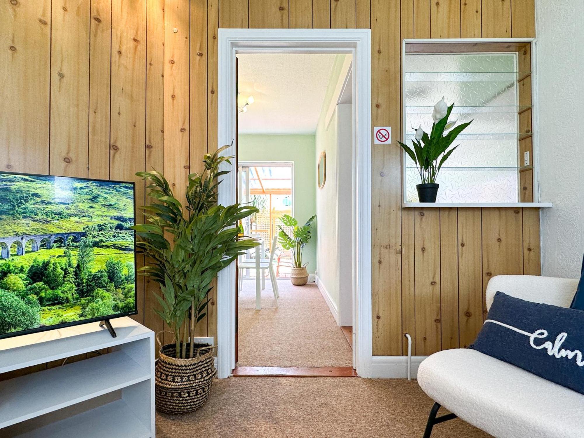 Luxury 2-bed Townhouse - Parking, Hot Tub & Fire Pit * Canterbury
