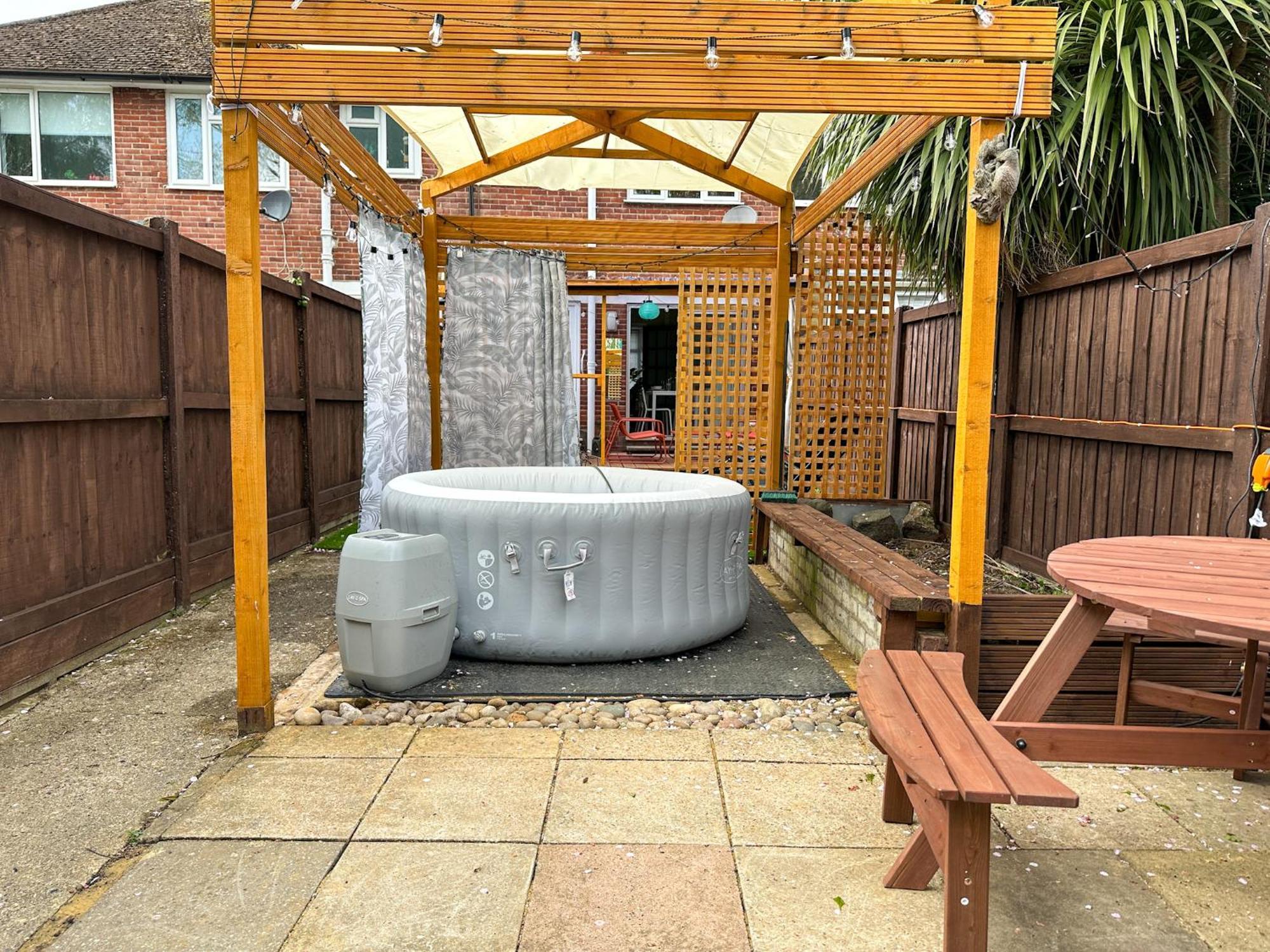 Luxury 2-bed Townhouse - Parking, Hot Tub & Fire Pit * Canterbury