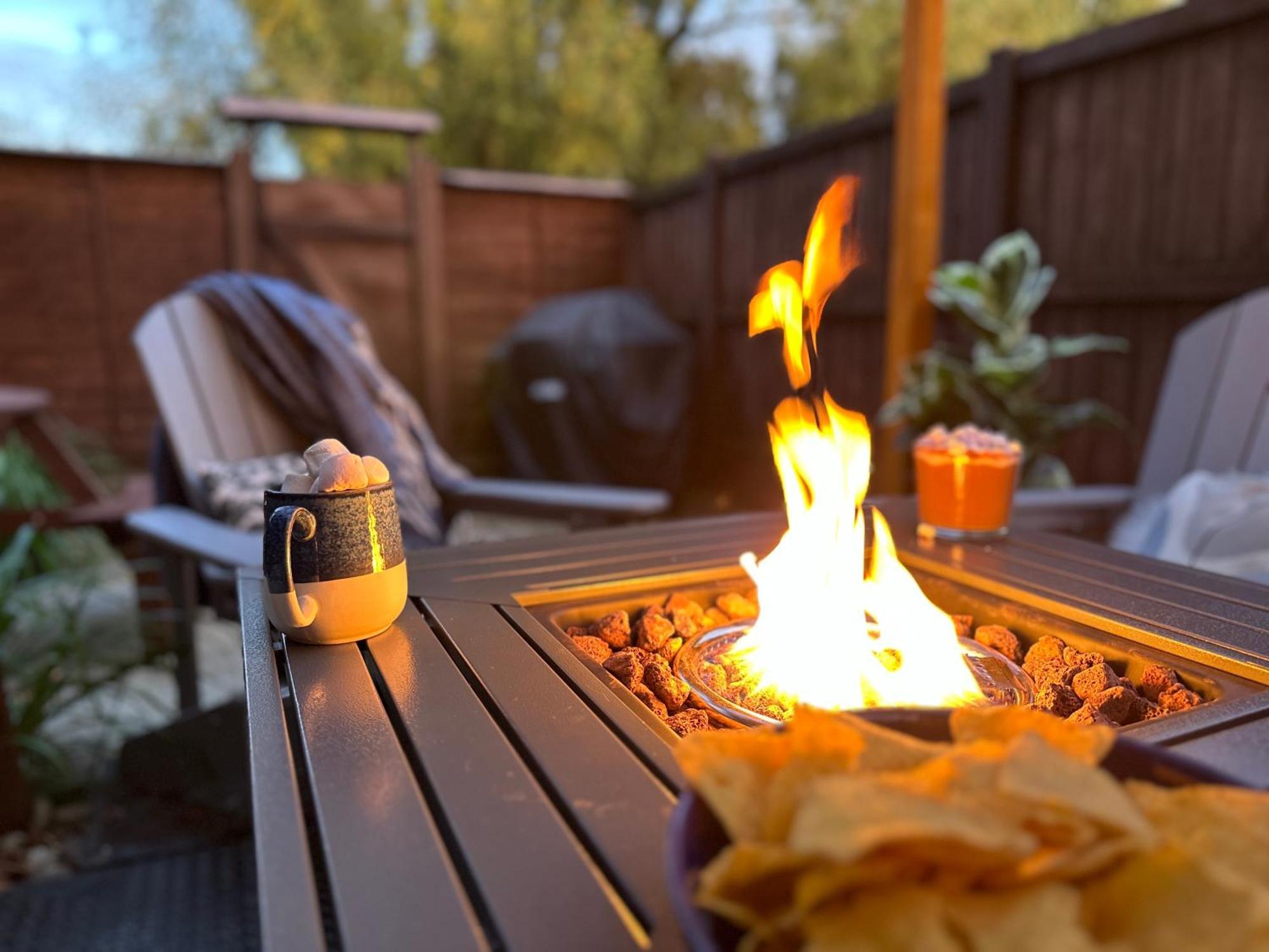 Luxury 2-bed Townhouse - Parking, Hot Tub & Fire Pit * Canterbury